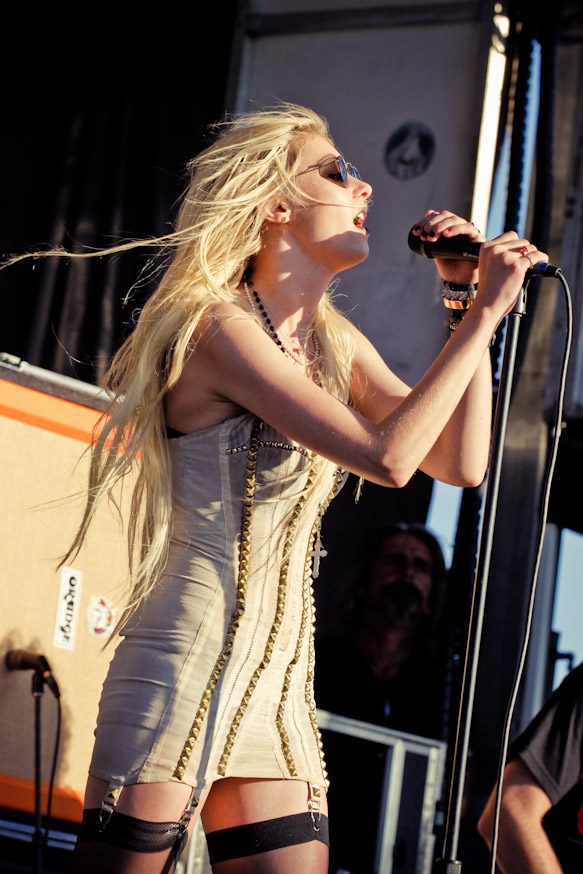 The Pretty Reckless Joined By Soundgarden’s Kim Thayil Onstage To Perform "Only Love Can Save Me Now"