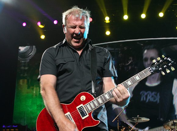 Guitarist Alex Lifeson Says “There’s no way Rush can exist again” Without Neil Peart