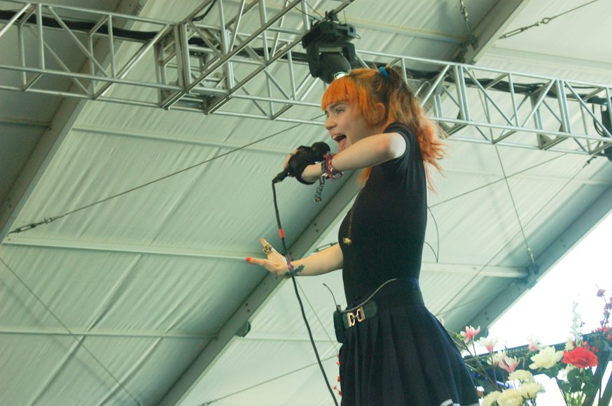 Grimes Goes Acoustic On New Song Written After Death of Lil Peep “Delete Forever”