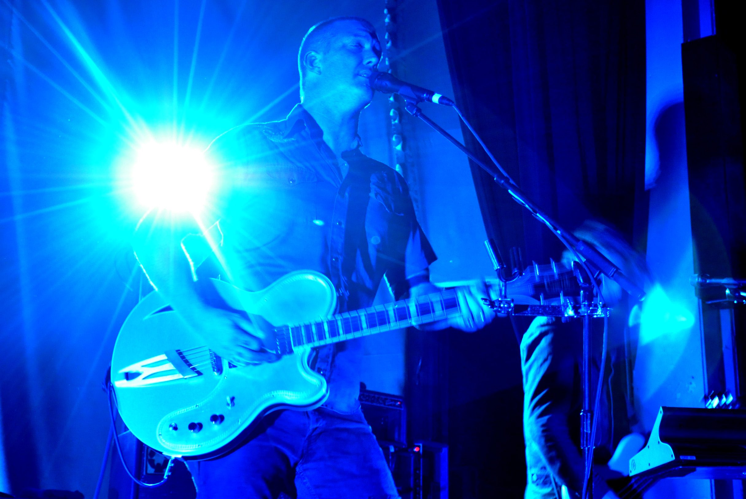 Josh Homme Kicked a Photographer at KROQ’s Almost Acoustic Christmas