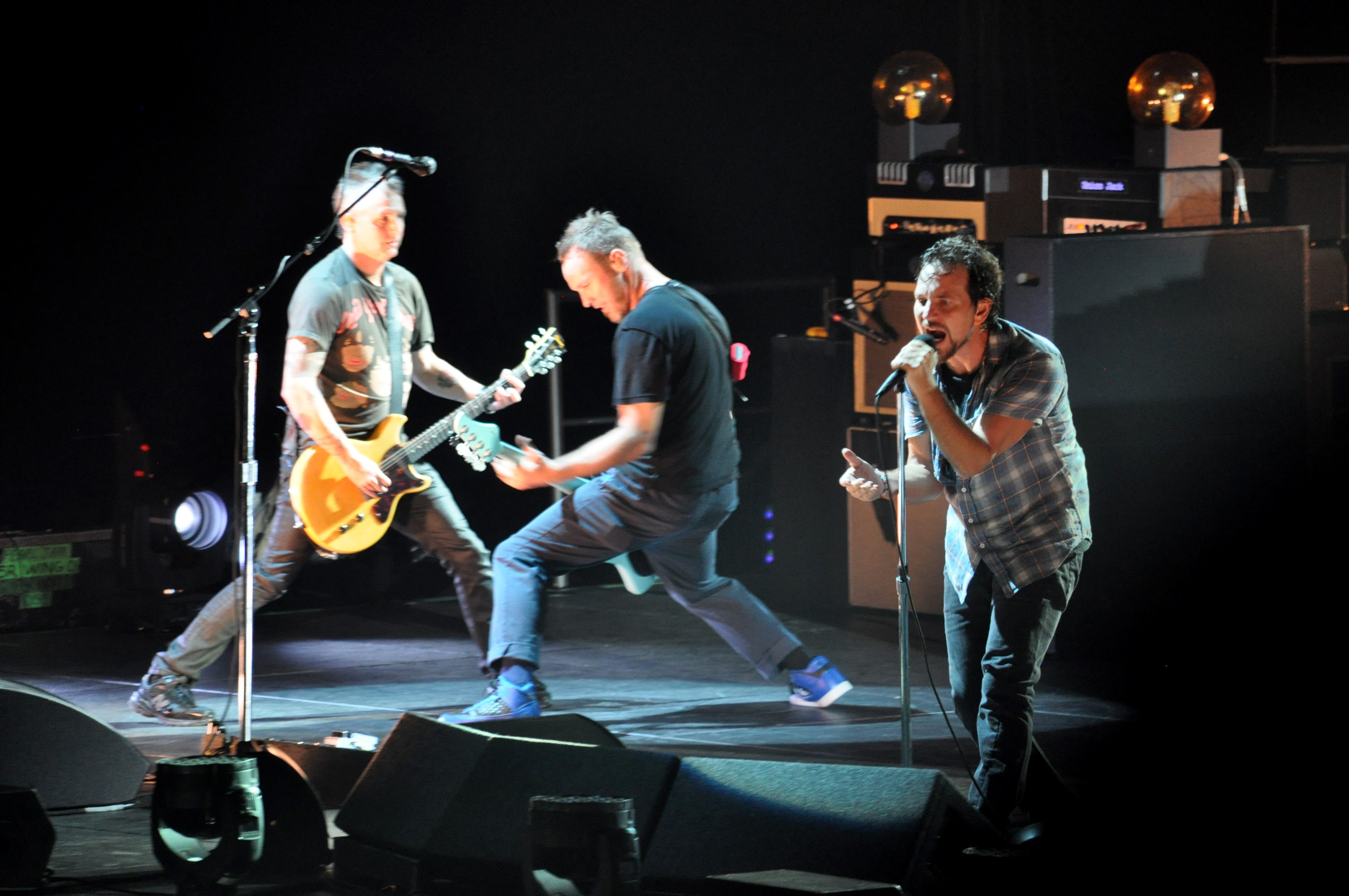 Pearl Jam To Release Holiday Songs on Streaming Services Under "12 Days of Christmas" Program