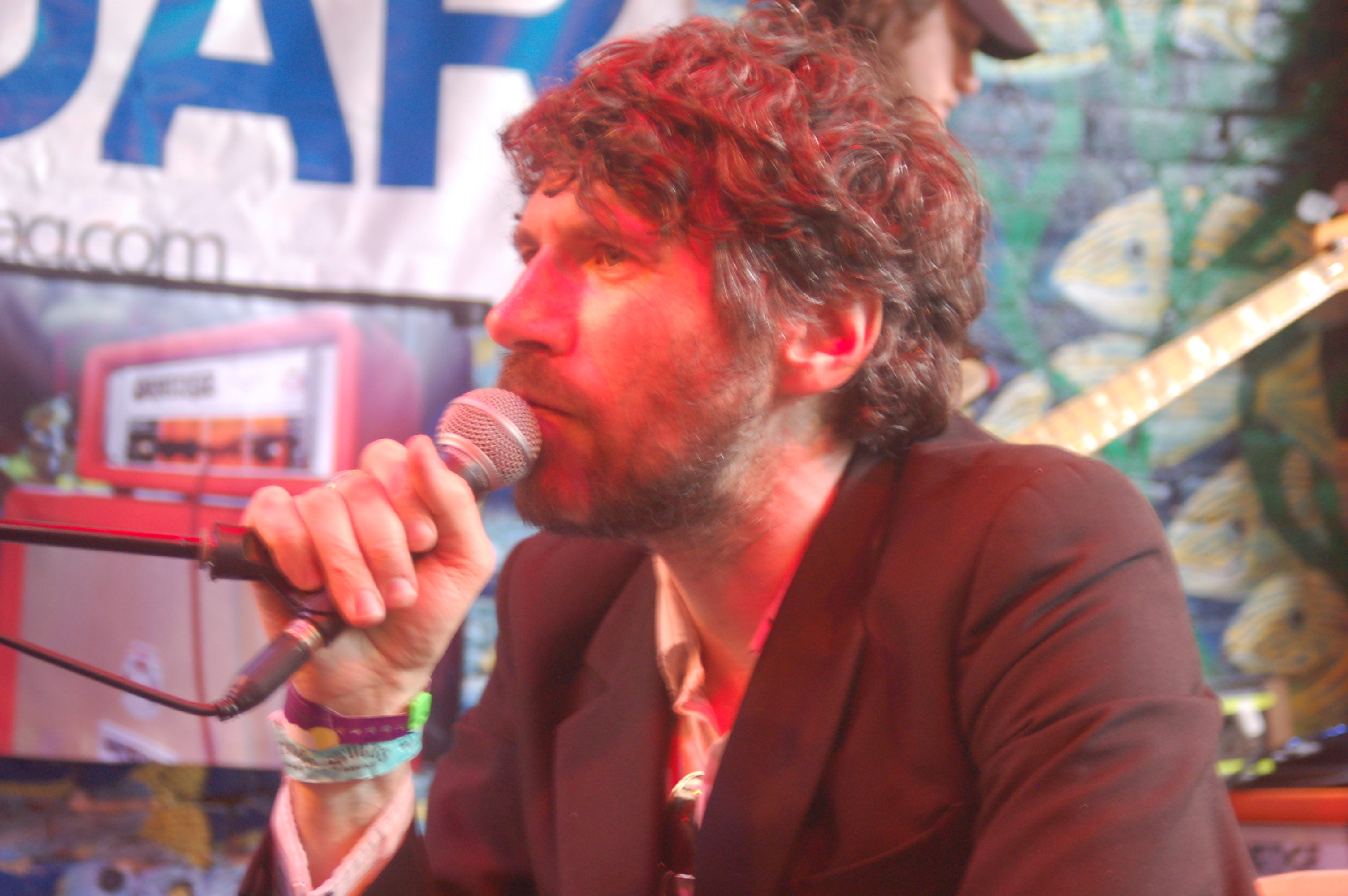 Gruff Rhys Releases Dynamic Double Single “People Are Pissed” And “Arogldarth”