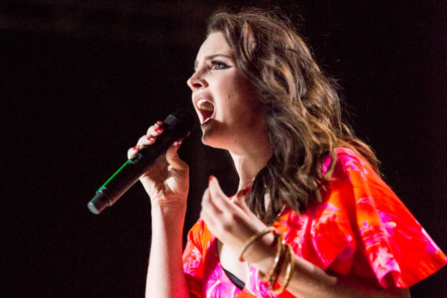 Lana Del Rey Covers Tammy Wynette’s “Stand By Your Man” Live