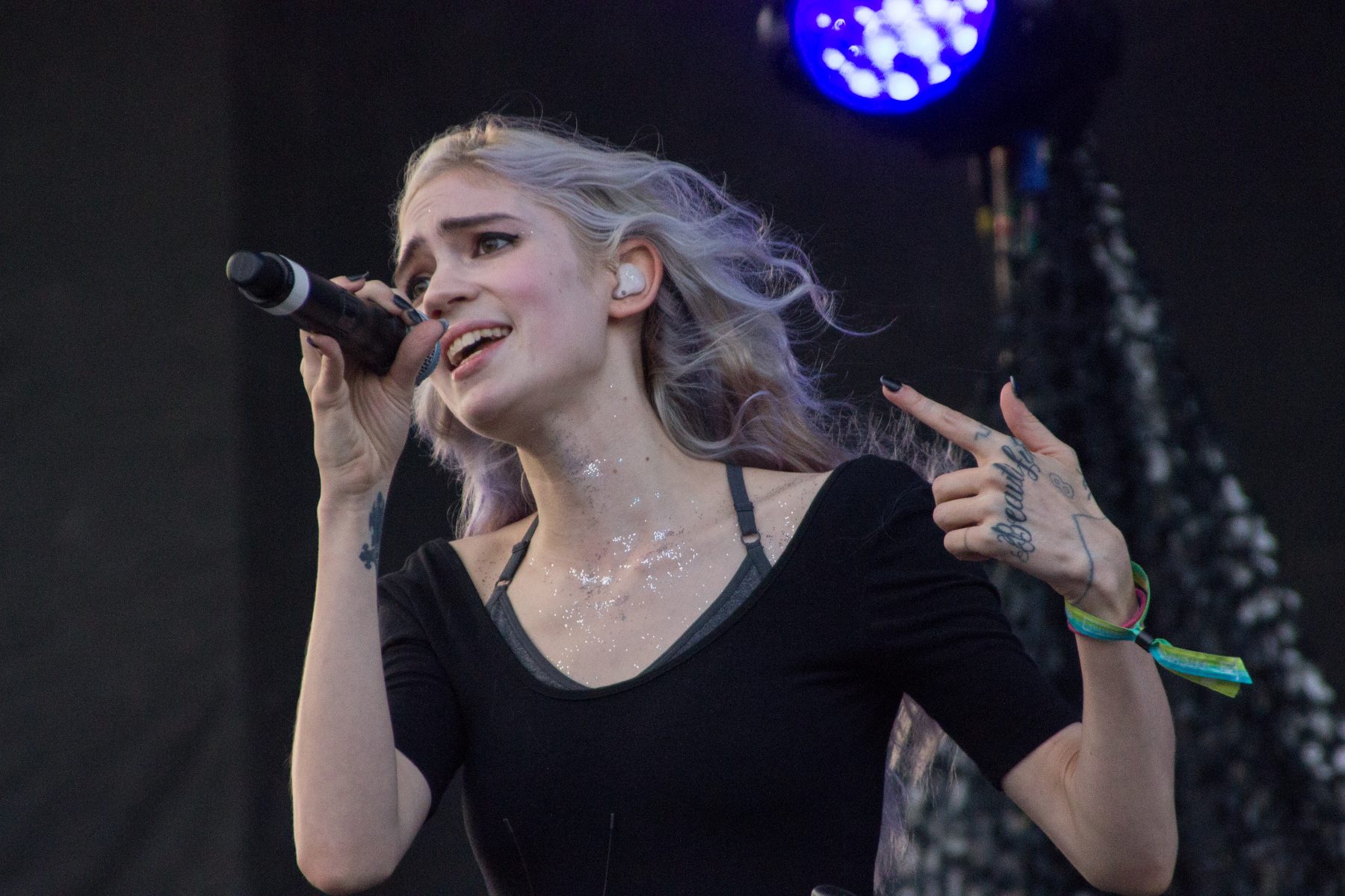 Grimes Shows Support For Lizzo Following Sexual Harassment Lawsuit