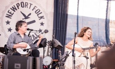 Bela Fleck And Abigail Washburn Sing About The Holidays With COVID In New Single “Christmas Time’s a Comin’ (And I Know I’m Staying Home)
