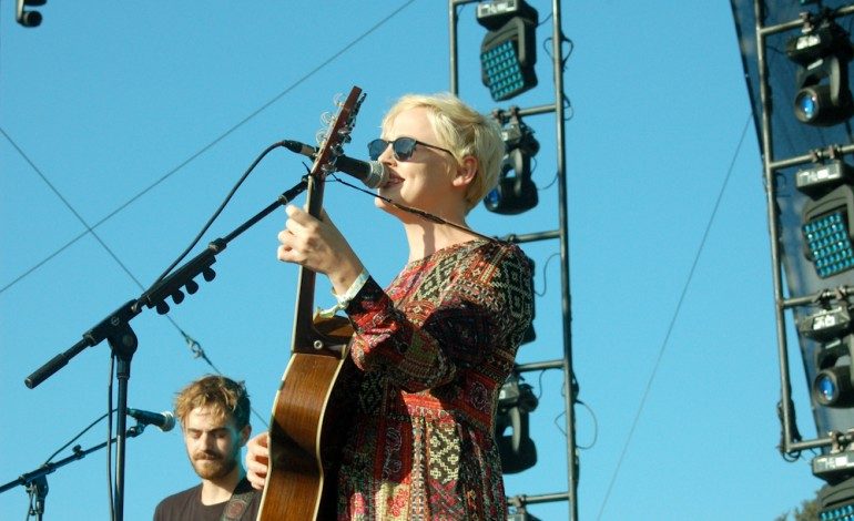 Lump, The New Project of Laura Marling and Mike Lindsay Shares New Single “Late To The Flight”