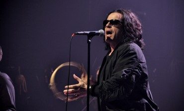 The Cult’s Ian Astbury Breaks up Fight During Show
