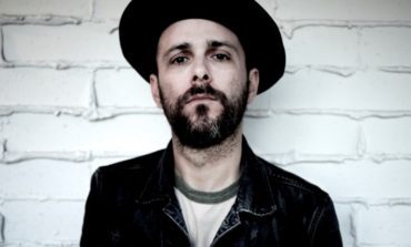 mxdwn PREMIERE: Greg Laswell Composes A Break Up Email in New Lyric Video for "Never Want To See You Again"