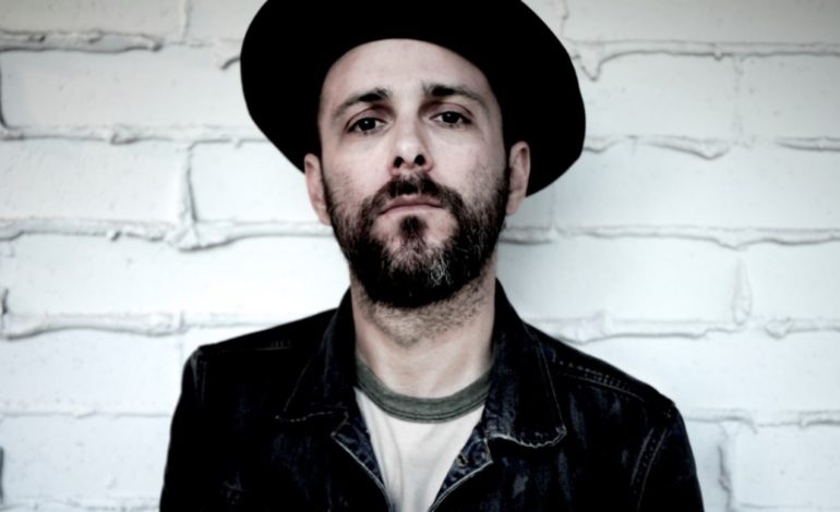mxdwn PREMIERE: Greg Laswell Composes A Break Up Email in New Lyric Video for “Never Want To See You Again”
