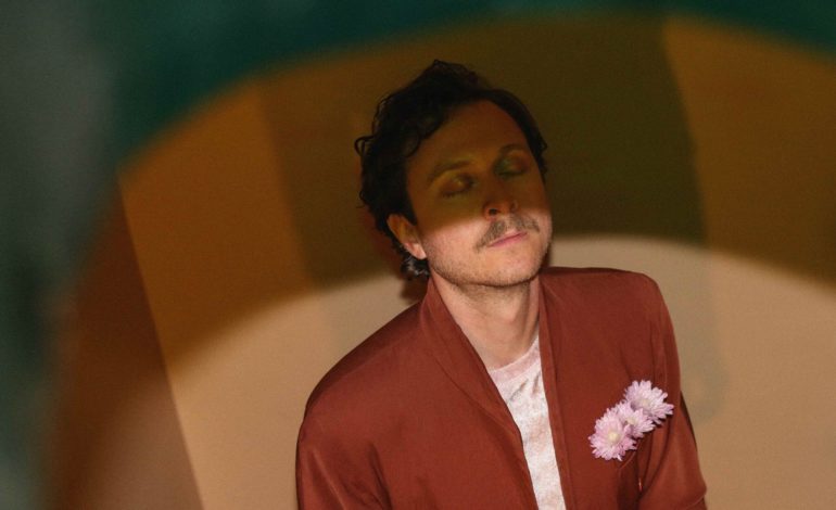 mxdwn PREMIERE: Dev Ray Soundtracks a Baroque Royal Canine Gathering in New Video for “Palaces”