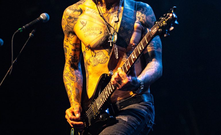 Dave Navarro Reunites With Anthony Kiedis And Covers Lou Reed’s “Walk On The Wild Side”