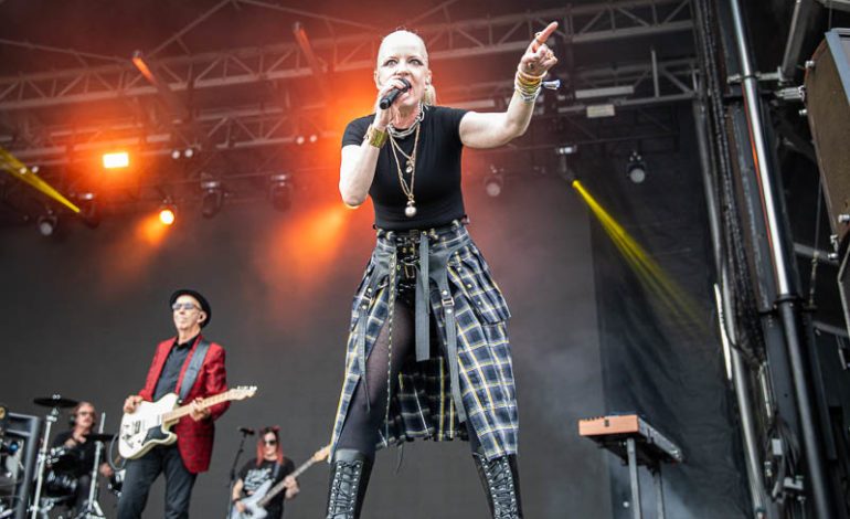 Garbage’s Shirley Manson Apologizes Following Beach Ball Rant & Shifts Attention Towards “20,000 Palestinian Kids Who Are Now Fucking Under The Dirt”