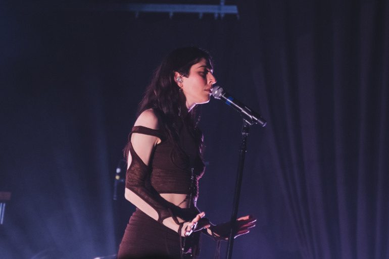 Caroline Polachek Brings Out Charli XCX, Weyes Blood and Sudan Archives During Los Angeles Performance