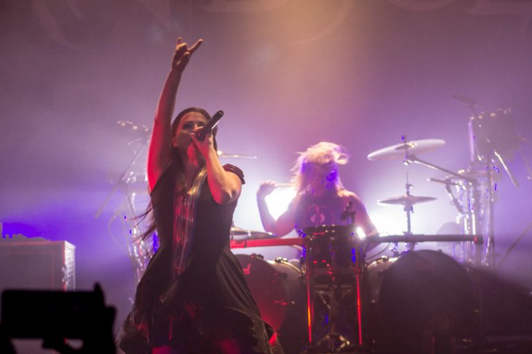 Evanescence perform Bring Me To Life with Papa Roach’s Jacoby Shaddix