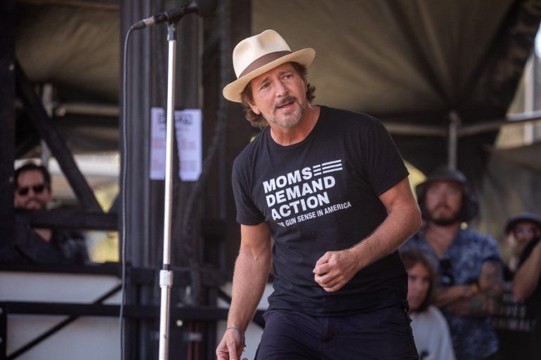 Peter Frampton and Pearl Jam Perform “Black”