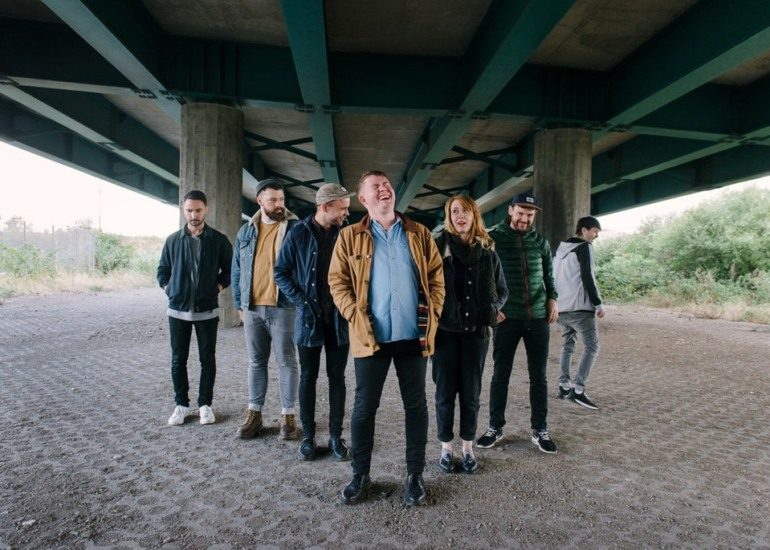 Los Campesinos Share Captivating New Single “kms”