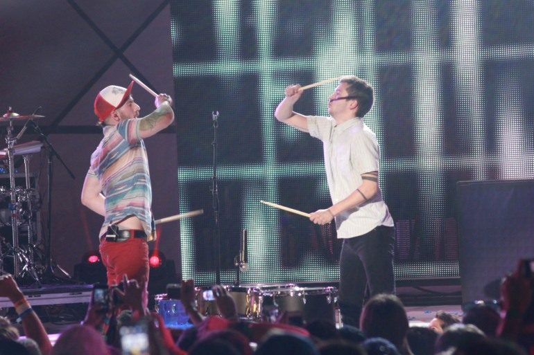 Twenty One Pilots Gets Their Drum Stolen by Fan at Manchester Show